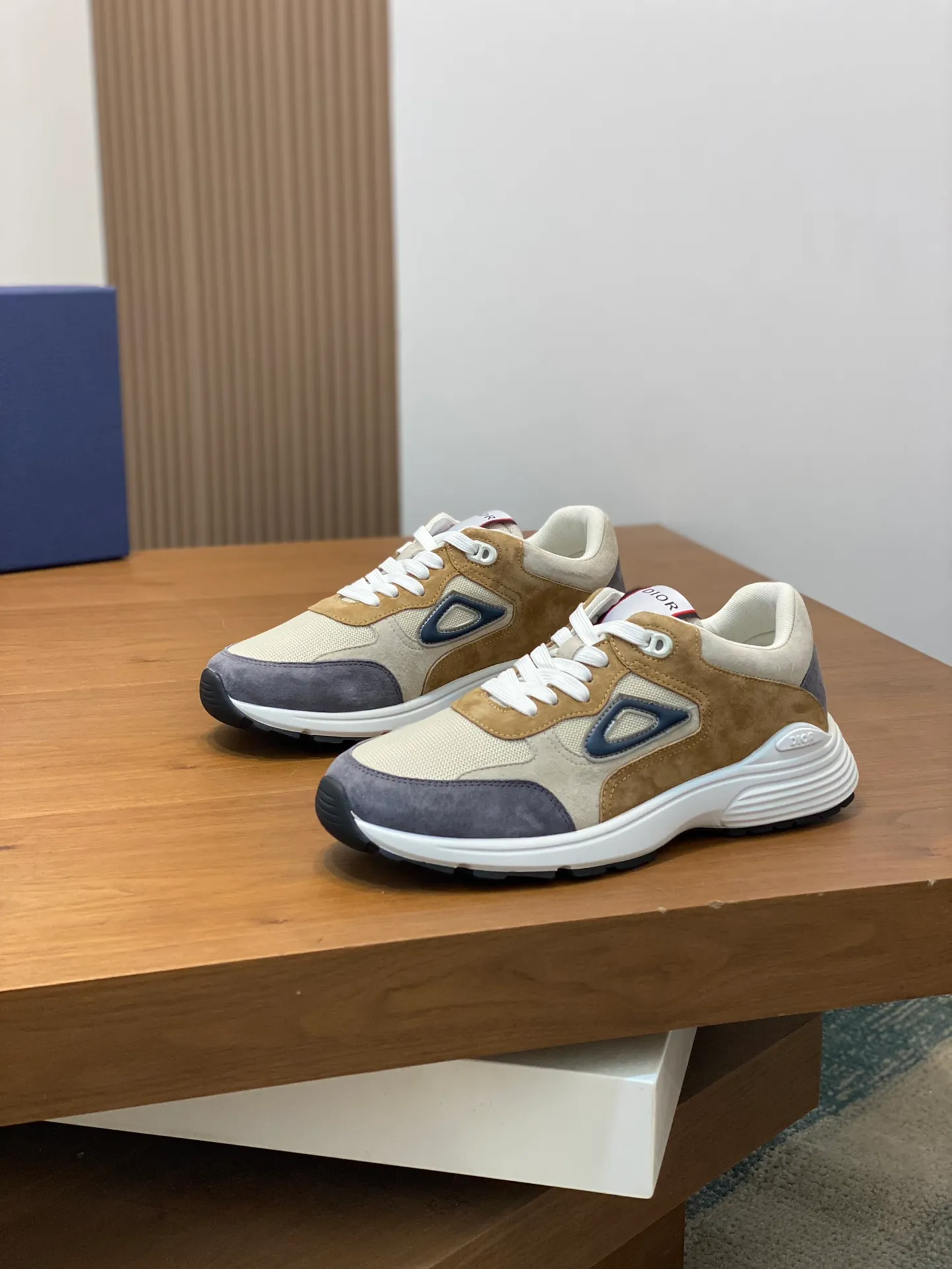 Men's men's shoes 💰440 [New style] 🐦‍⬛🐦‍⬛ Dior low-top series casual sports shoes sneakers original purchase development production production This sports shoe is a classic item. Crafted from Dior Gray cow leather with tonal CD Diamond canvas panels on the sides. The CD Icon-shaped shoelace eyelets are subtle and sophisticated, and the two-tone rubber sole, tongue and heel are all decorated with distinctive details for added sophistication. The padded high-top design makes the shape more refined and improves comfort and support. Fashionable and versatile, it can complement any look.  Exquisite packaging at the delivery counter 🛍📦 ▪️Fabric: Original customized calfskin ▪️Inner lining: Customized breathable lining ▪️Outsole: Original molded TPU combination outsole ▪️Sole thickness: 3CM ▪️Size: Men's size 39-45 (38 45 customized)